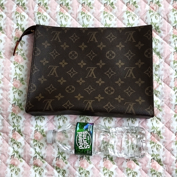 Authentic Louis Vuitton monogram toiletry pouch zipper ( read condition ) - Picture 4 of 13